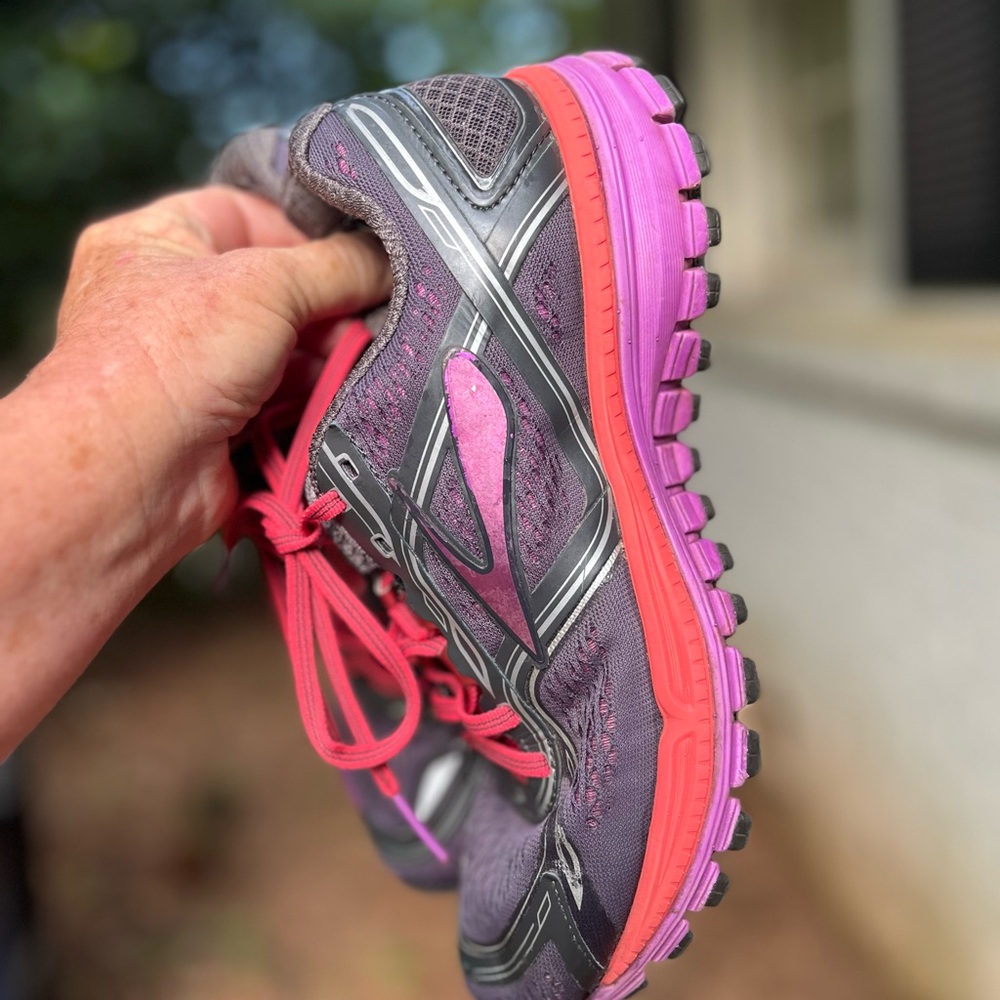 Brooks Women's Athletic Shoes - Black and Pink. 8.5 - Picture 4 of 8
